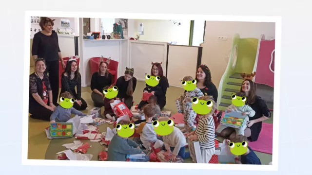 Ouverture des cadeaux à la crèche Pomme de Rainette